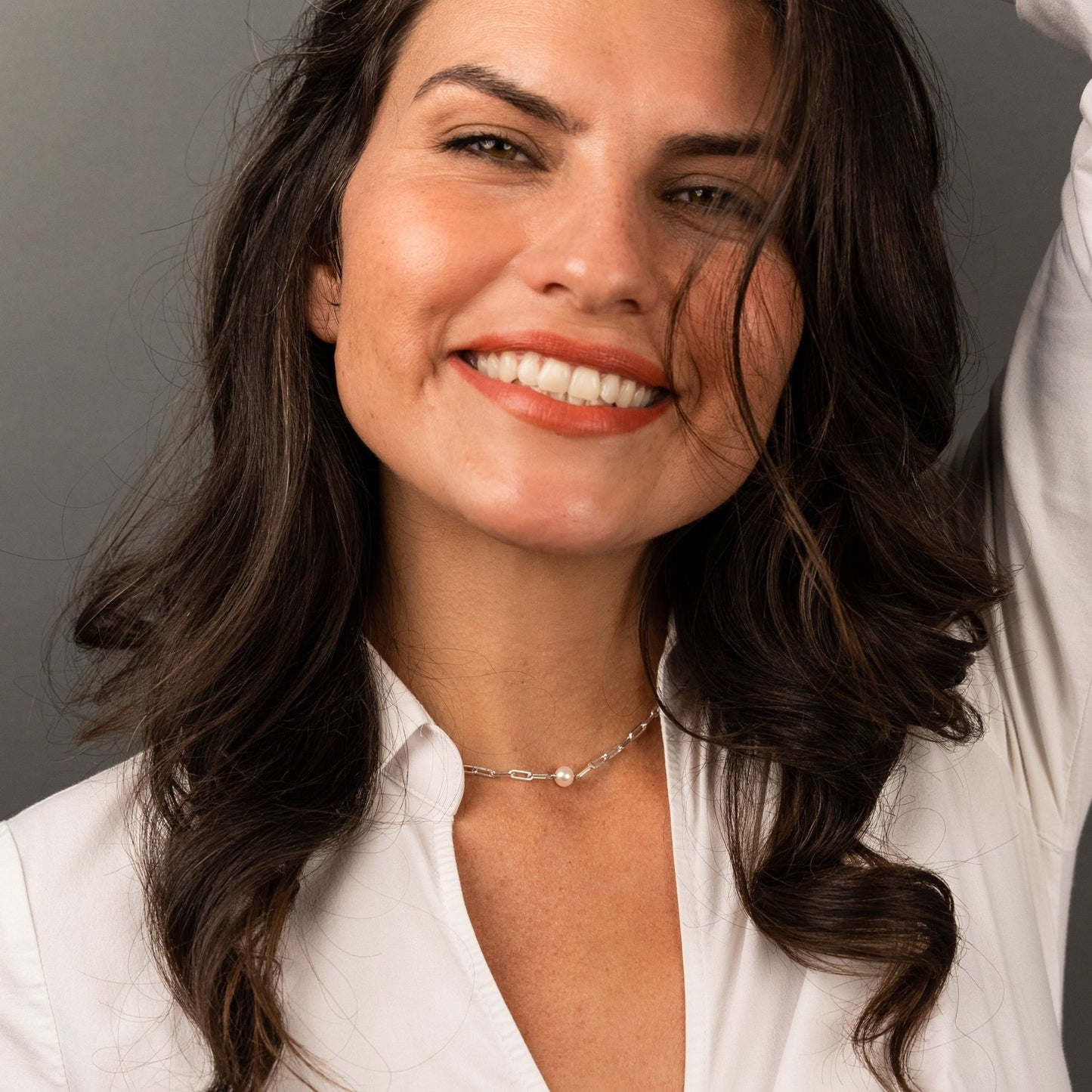 female model wearing the em mini paper clip pearl necklace in sterling silver