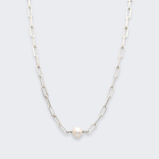 em mini paper clip pearl necklace in sterling silver (front view)