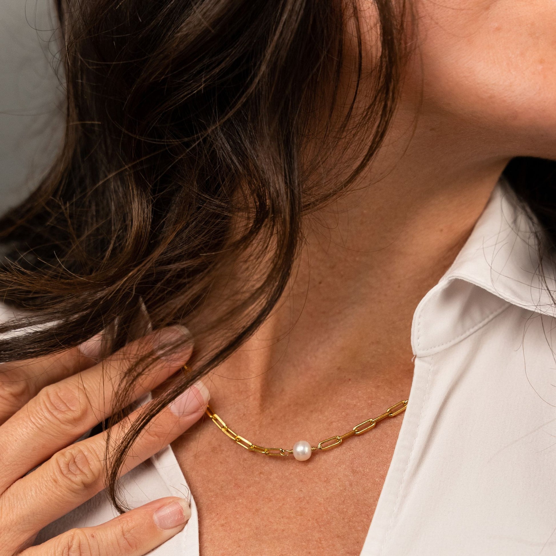 female model wearing the em mini paper clip pearl necklace in 18k gold vermeil