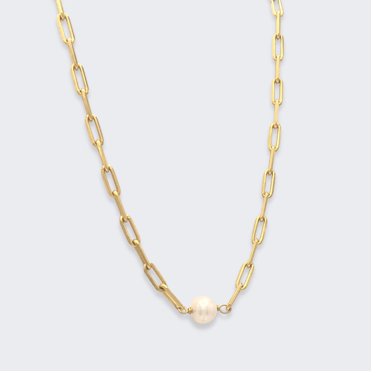 em mini paper clip pearl necklace in 18k gold vermeil (right side view)